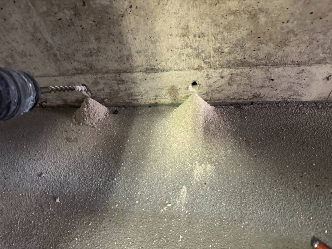 打継ぎ部に沿って削孔