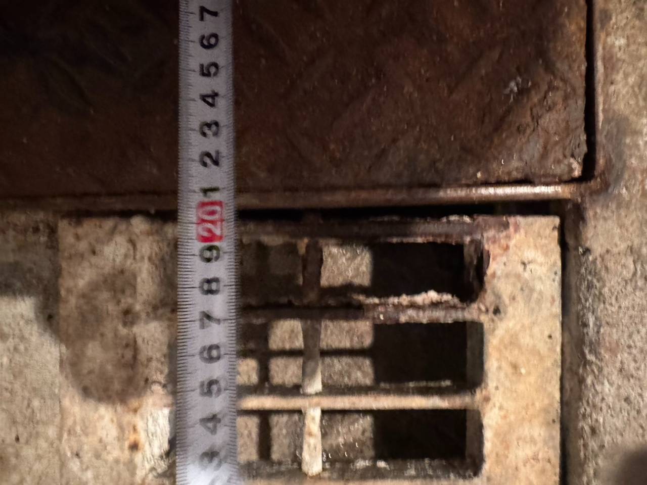 施工前|側溝とグレーチングの納まりをスケールで確認