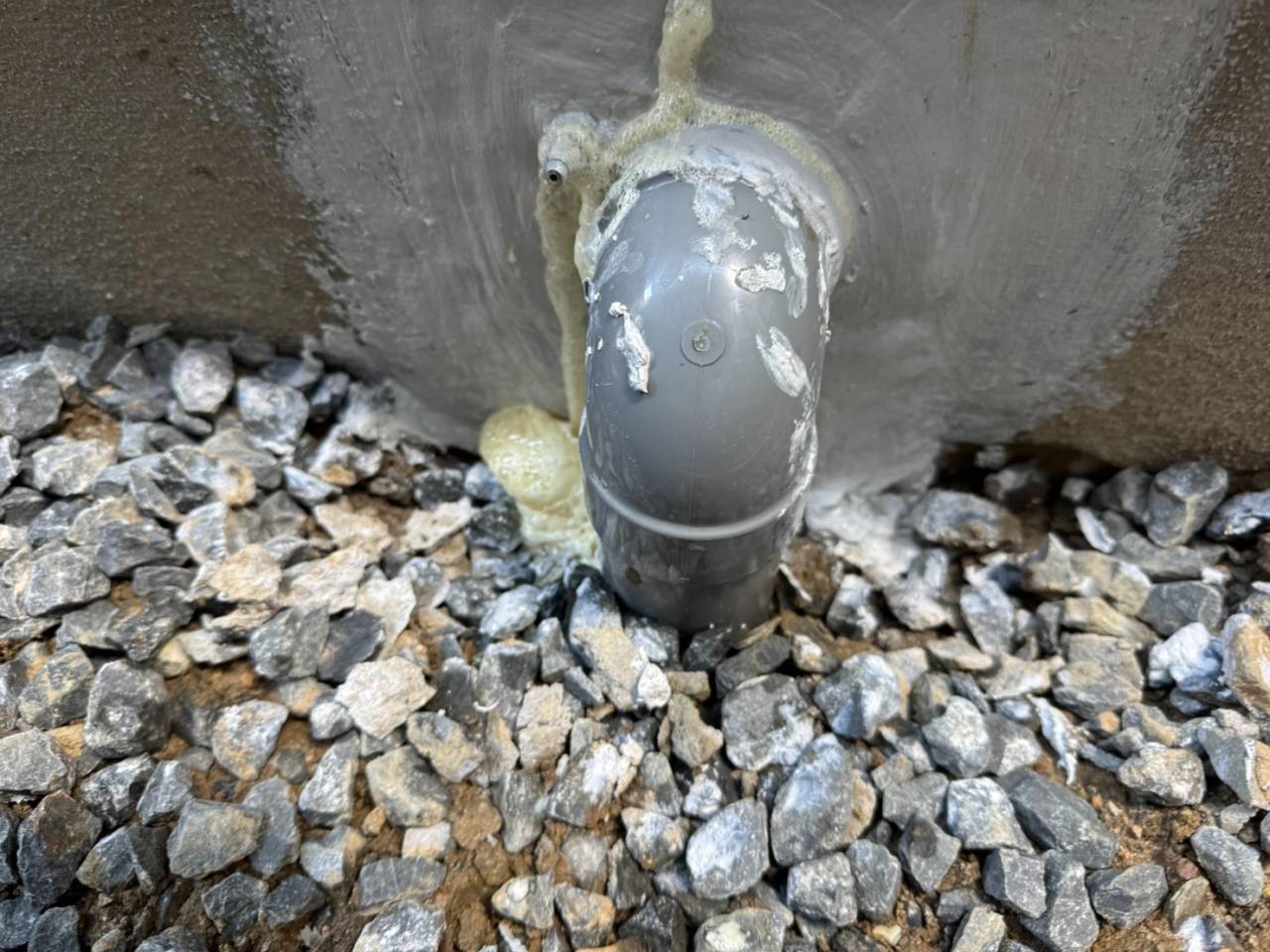 空気穴まで材料が上がり、すき間が満たされたと判断した状態