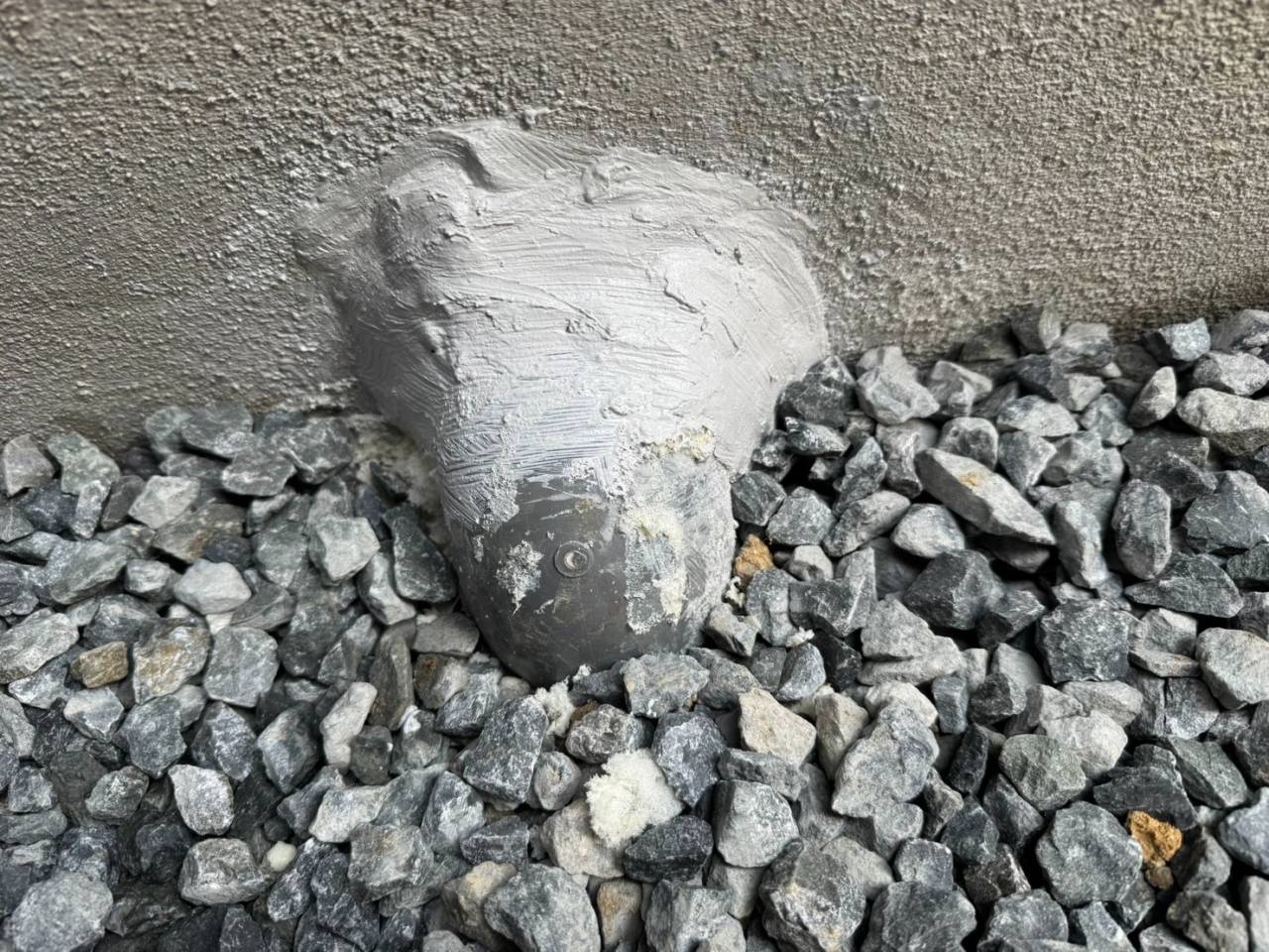 注入後、見える部分をパテで整えて完了