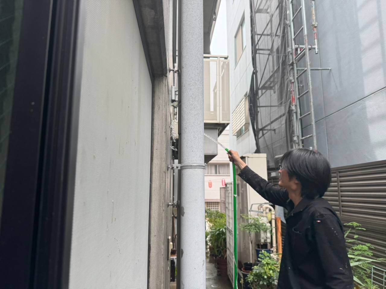 外壁側から順に水を掛け、室内側へ水が出る位置を確かめる
