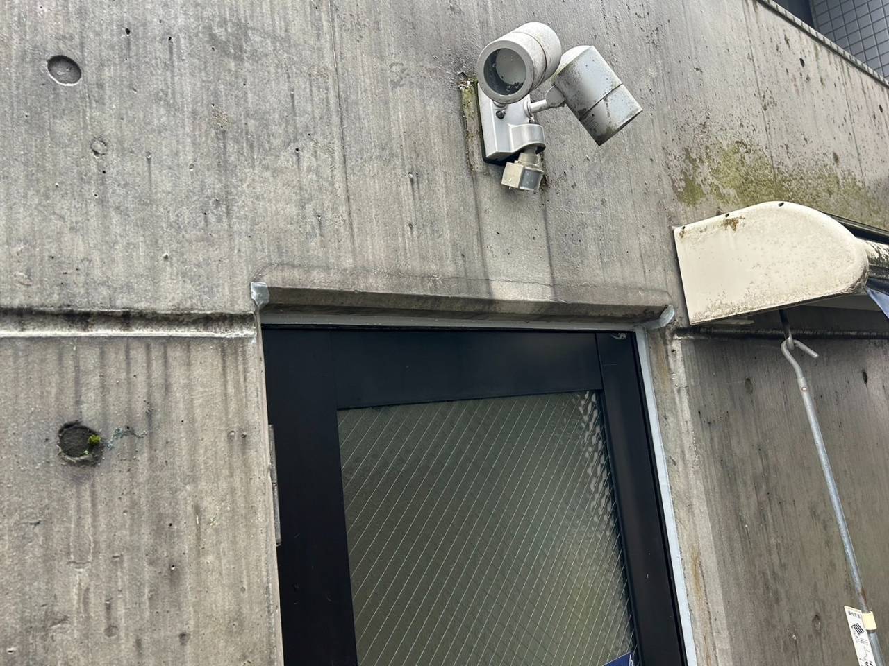 施工前の玄関ドア上部