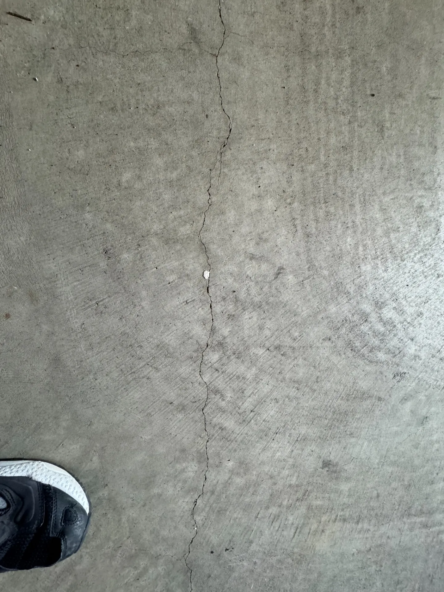 コンクリートのひび割れを東京都で発見した時の危険度判定と補修費用の目安