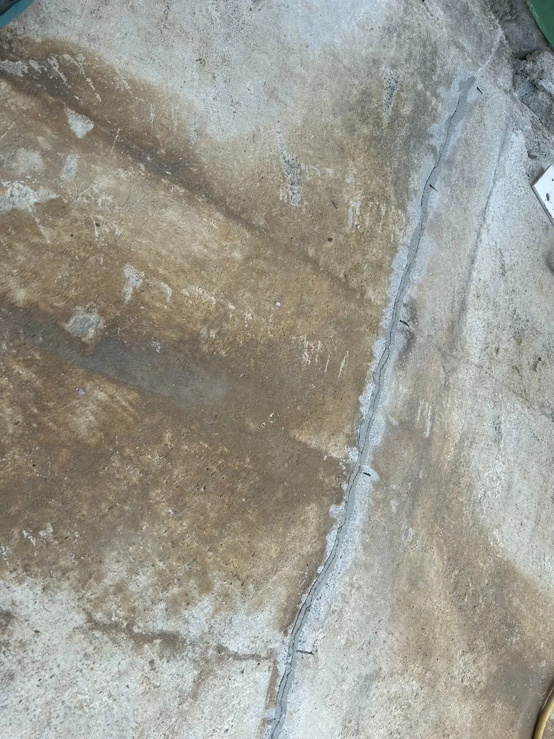 クラック補修と東京都足立区地下駐車場の水漏れ対策と費用相場ガイド