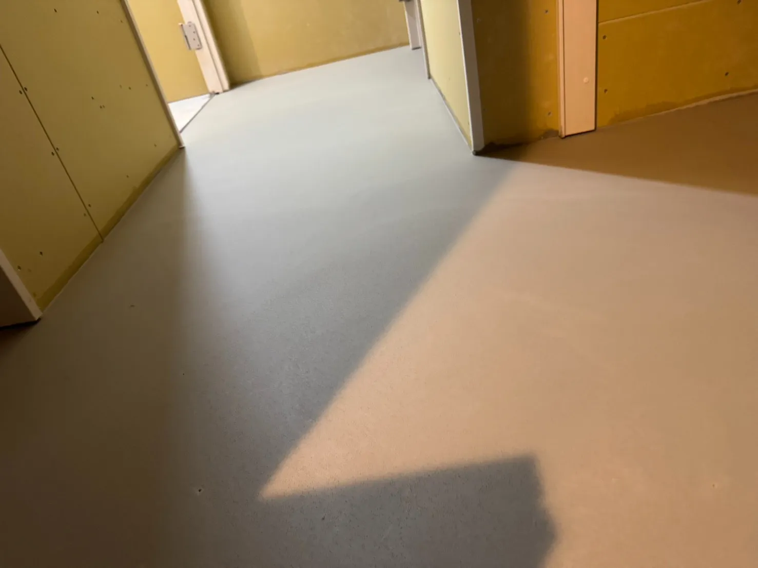 床ラベラーで平らかな床面に整備