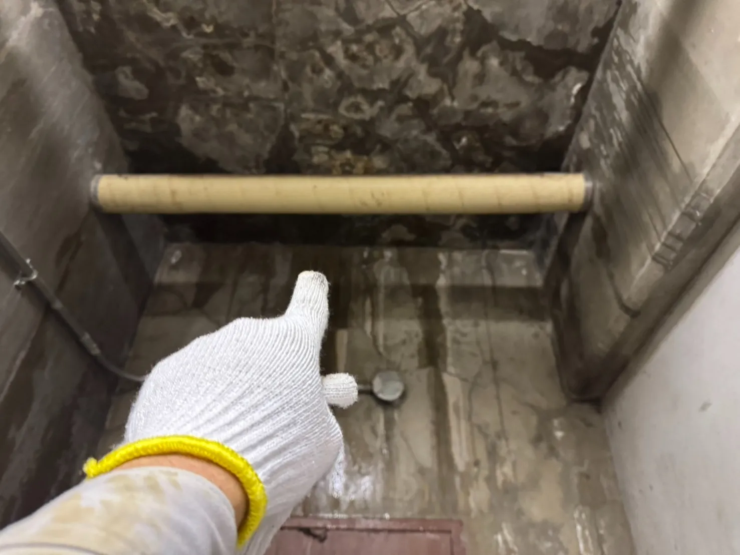 地下室・地下駐車場で起きるコンクリート漏水の原因を、現場経験をもとに解説。防水やモルタルで止まらない理由と、正しい対処・止水方法が分かります。【東京】