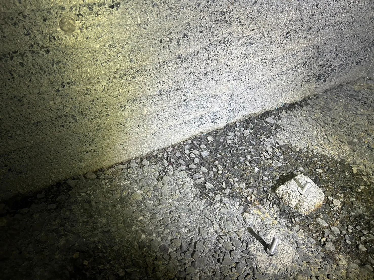 立川市ホテル地下ピット止水工事｜増し打ちコンクリート打継ぎ部漏水補修施工事例