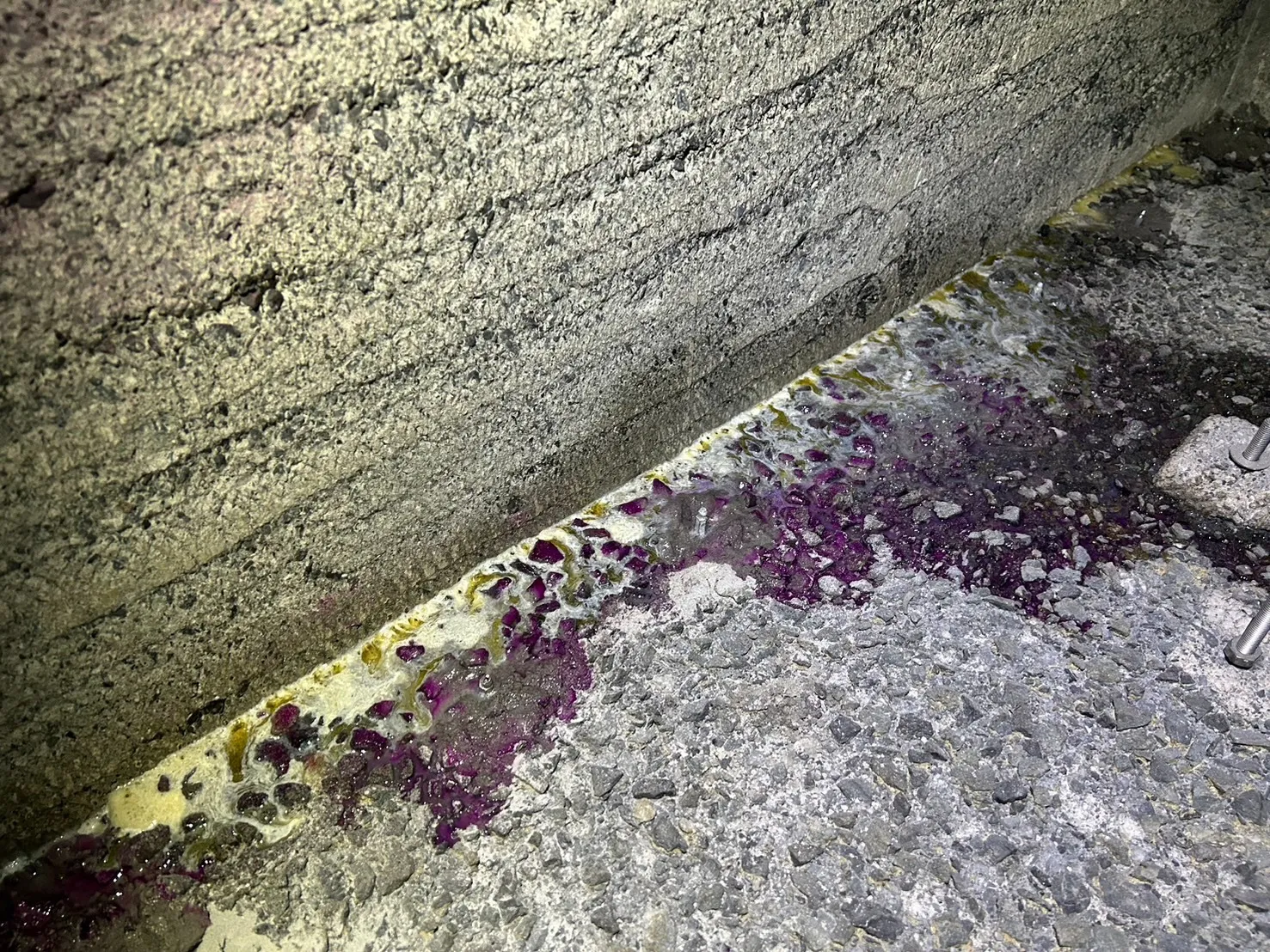 水に材料が反応している