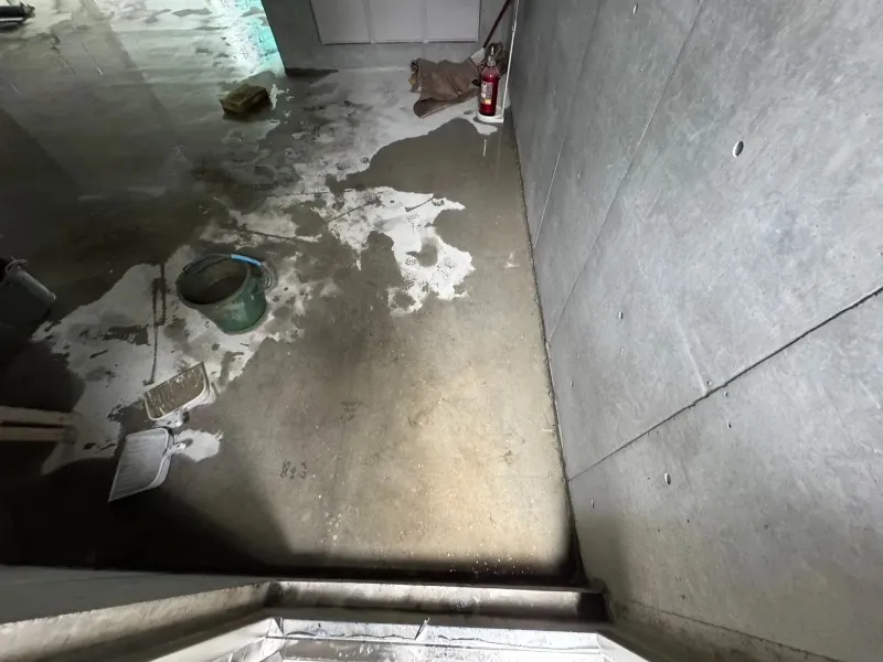 地下室のコンクリート床に水が広がっている状況