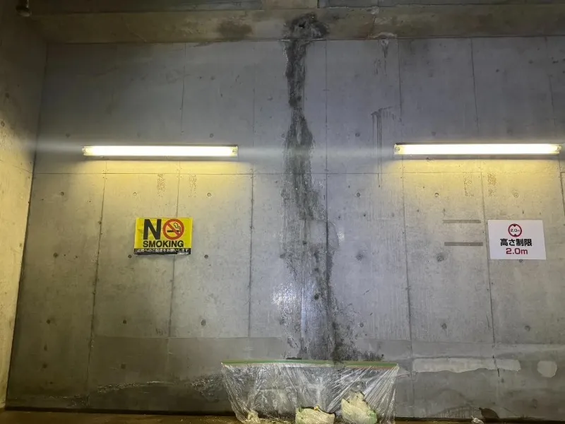 地下コンクリート壁の縦方向に確認できる漏水跡