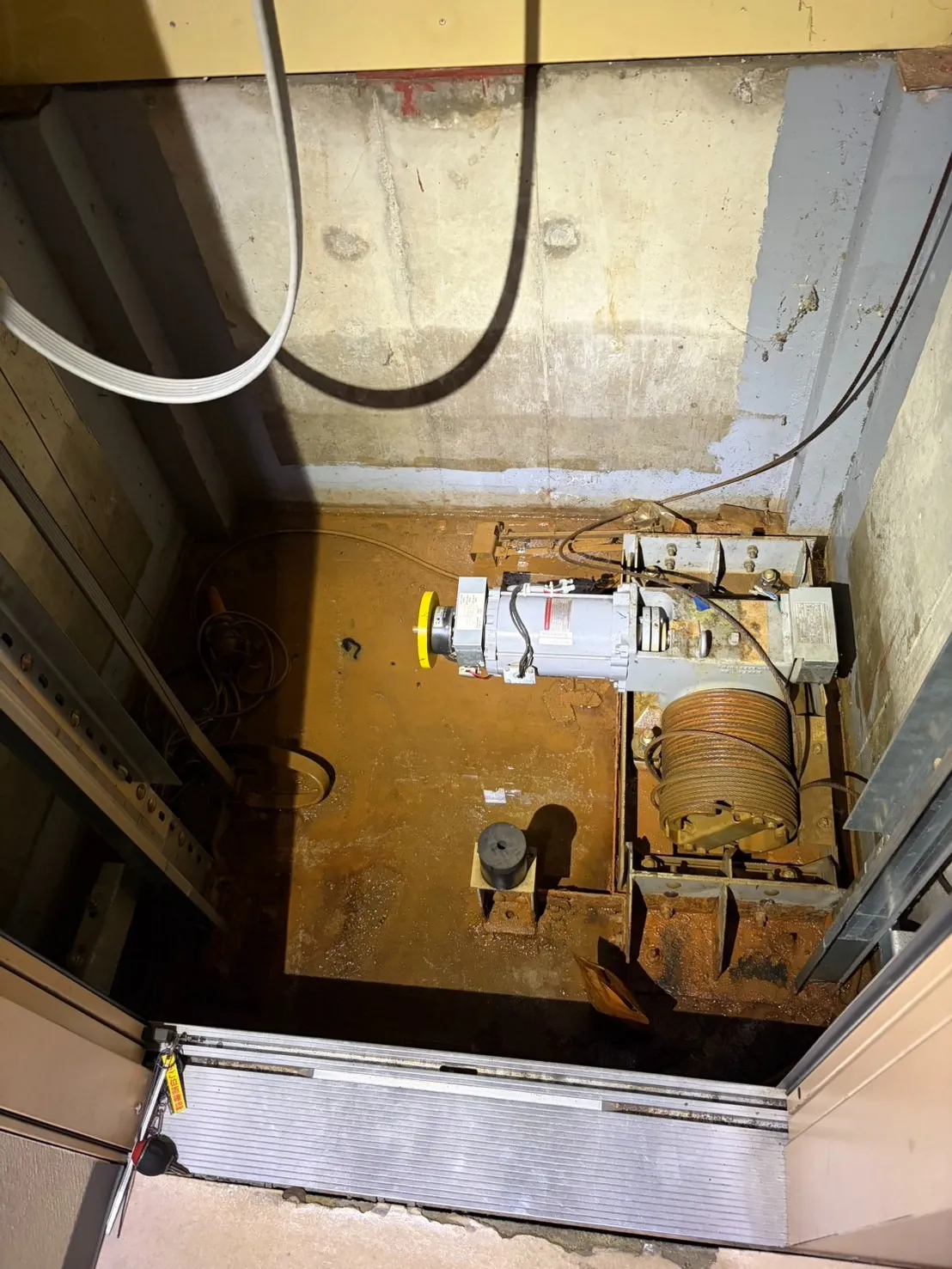 エレベーターピット内に溜まった漏水を排水した後の状況