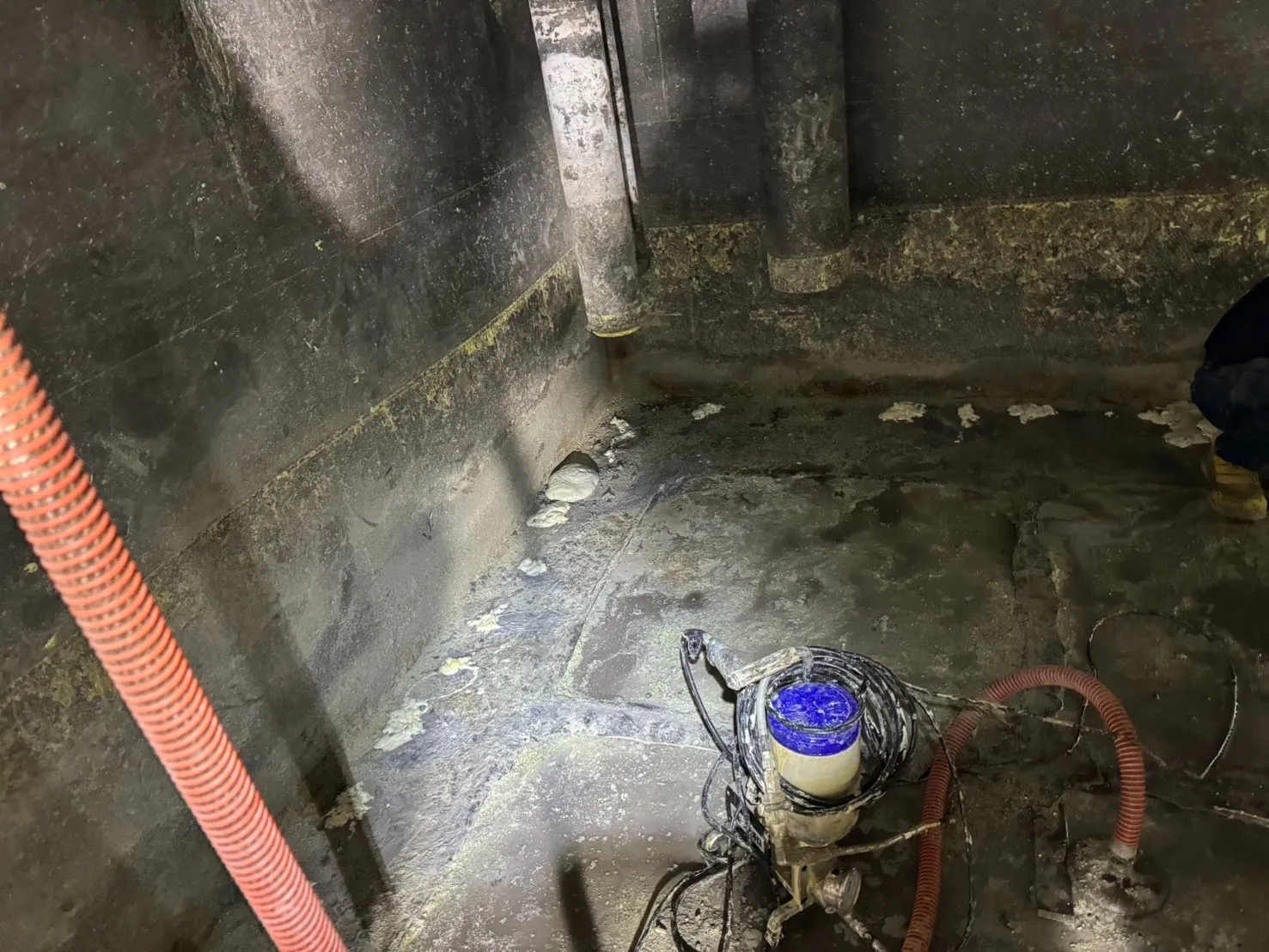 地下の漏水箇所で施工機材を設置している現場