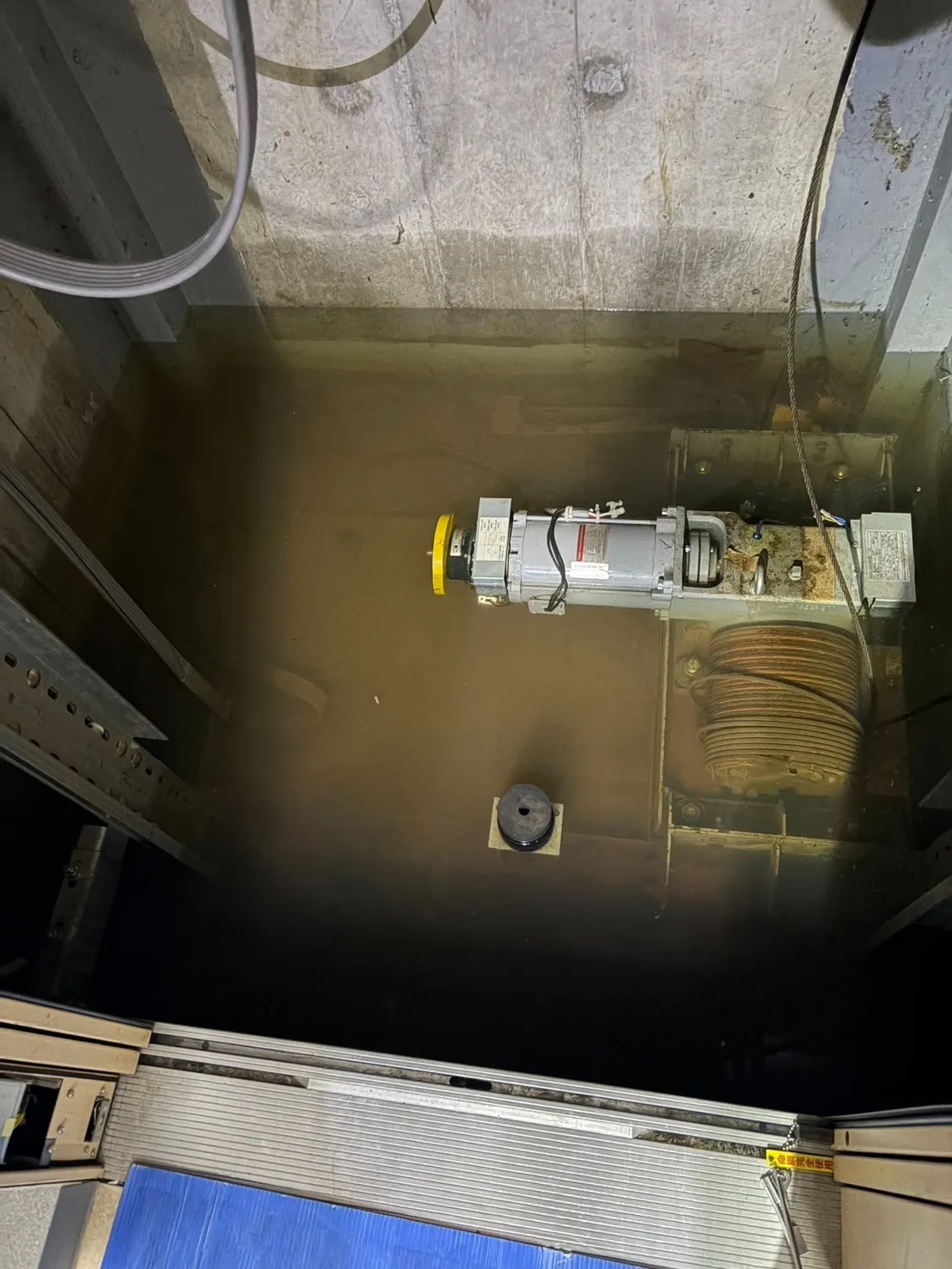 エレベーターピット内の床面に水が溜まっている状況