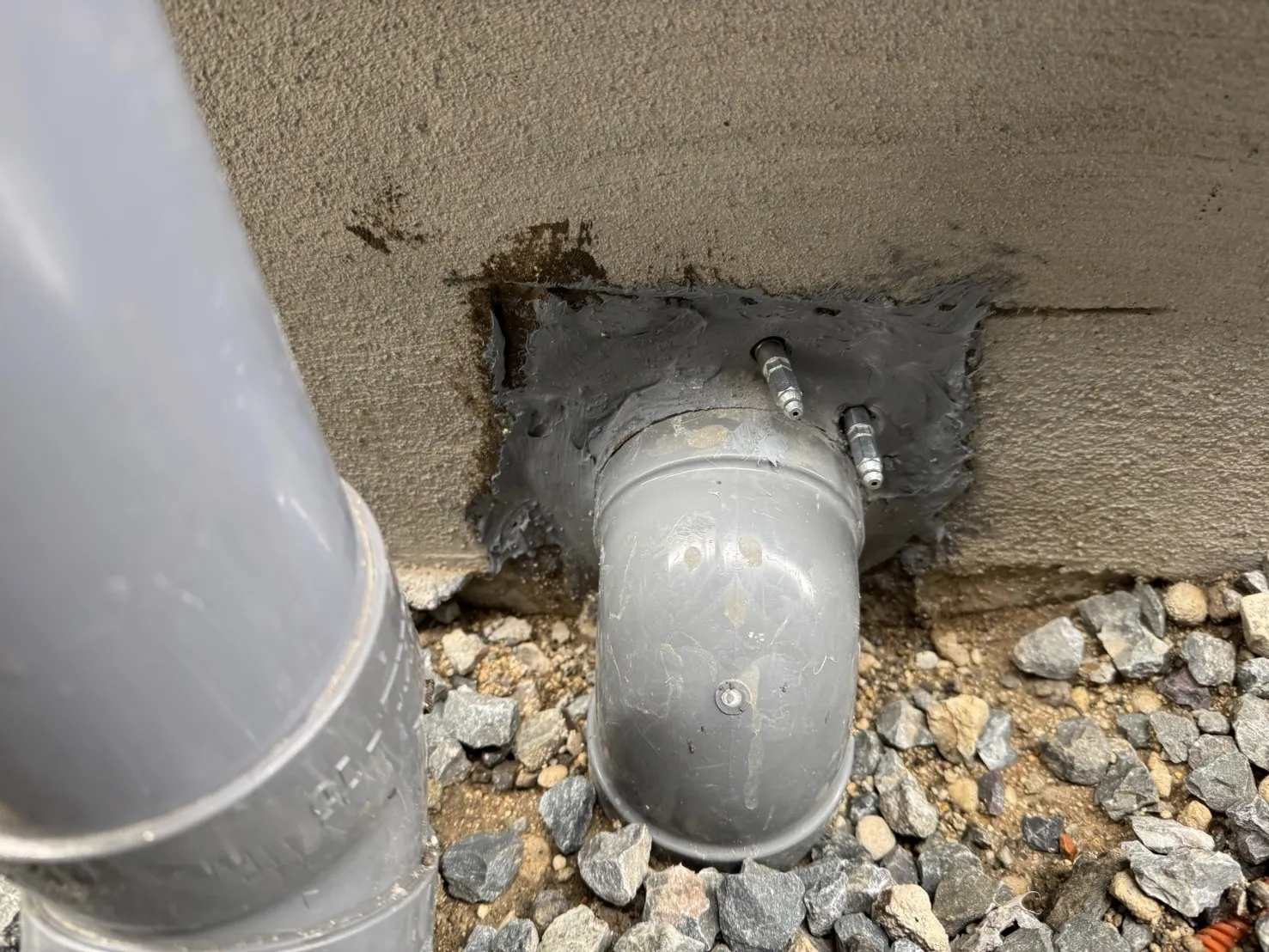 大阪府茨木市｜防水しても止まらない床下漏水｜基礎の配管貫通部20箇所を注入止水