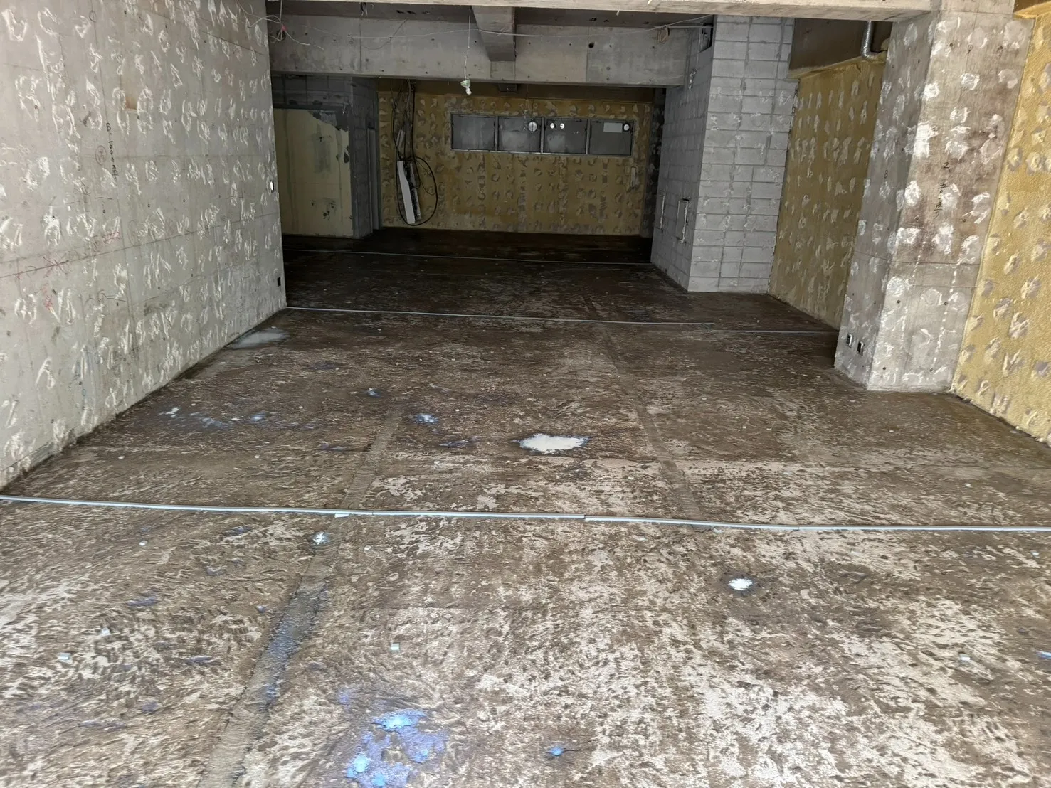 バッカーで区画割り。160㎡を一度に流し切れないため、運搬経路と人員の動きから区画の位置と流す順番を決める