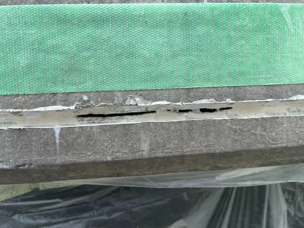 Uカット｜開削すると内部にすき間が続いていた